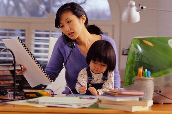 Đoạn văn tiếng Anh viết về những bất lợi của người mẹ đi làm